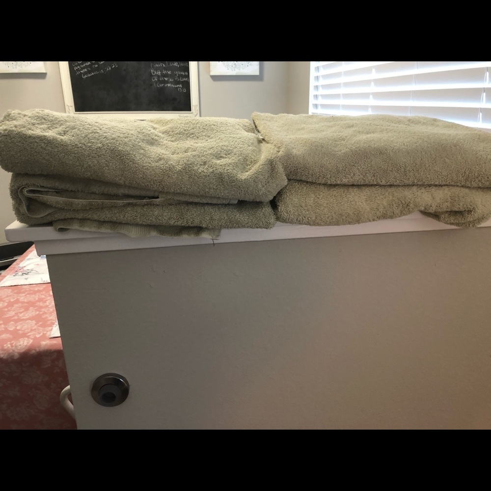 Four Utica green bath towels